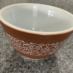 Pyrex Woodland 1.5 pint nesting bowl 1970s
